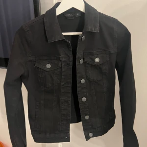 Svart jeansjacka  - Knappt använd så jättefint skick!