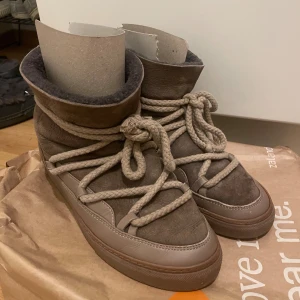 Inuikii Vinterskor - Fint skick men syns att de är använda på märken där bak samt några fläckar där fram, allt syns på bilden. Strl 40 men passat mig som har 39. Ordinarie pris 2 999 kr.