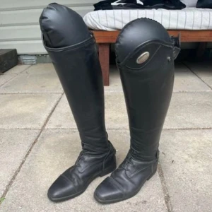 Parlanti ridstövlar  - Ridstövlar från parlanti i storlek 37L. Som motsvarar 42.7 cm höga, och 33.5 runt. Använda men i super skick. Köpta för 6500. 