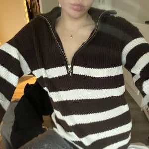 Stickad brun&vit randig kofta - Jättefin kofta från bikbok som inte säljs längre. Strolek Xs men den är väldigt oversized! Vida långa armar och dragkedja vid halsen🩷Har använt den typ 1 gång, nypris 599kr😚