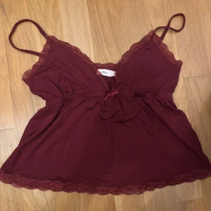 Vinröd topp - Topp i nyskick från Nelly🙌🏼