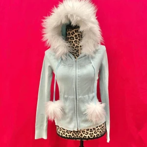 2000s mcbling fur bebe zip up - ✰*฿✩‧₊˚ läs gärna köpvillkoren & beskrivningen innan   jättefin fur zip up från märket bebe. storlek L men är mycket mindre i storleken då det är en fitted zip up :) har ett heart charm på zippern! sista bilden visar en liten fläck, annars inga andra märkvärdiga defekter 💜 skriv vid frågor!