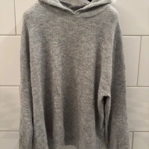 Stickad Hoodie - Väldigt snygg stickad hoodie som är väldigt trendig och populär, storlek M men passar även storlek L, hör av er vid intresse 😊