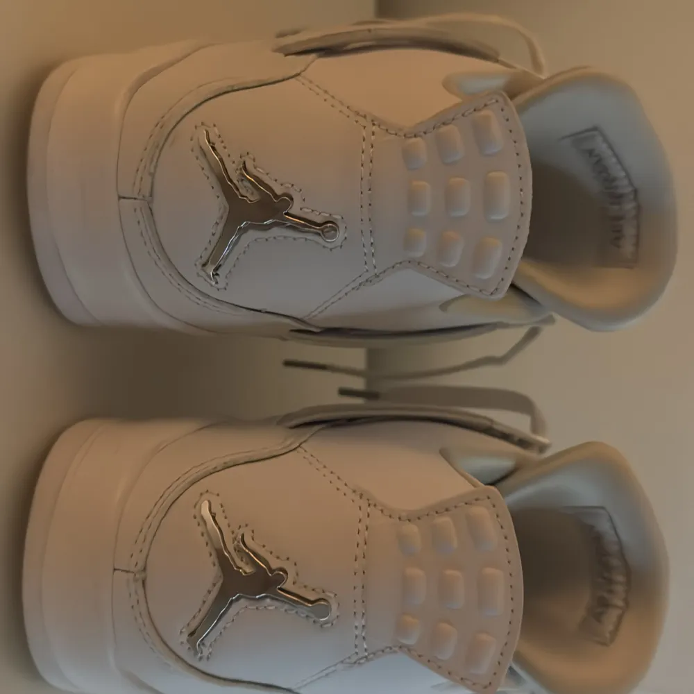 Säljer ett par vita Nike Air Jordans i mycket bra skick. De har en klassisk design med snörning och är tillverkade i skinn. Perfekta för vardagen. Har bara använts 2 gånger.. Skor.