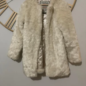 Beige pälsjacka från Mexx - Säljer en supermysig beige pälsjacka från Mexx. Perfekt för att hålla sig varm och stilren under kalla dagar. Jackan har långa ärmar och en mjuk insida. Passar perfekt till både vardag och fest!