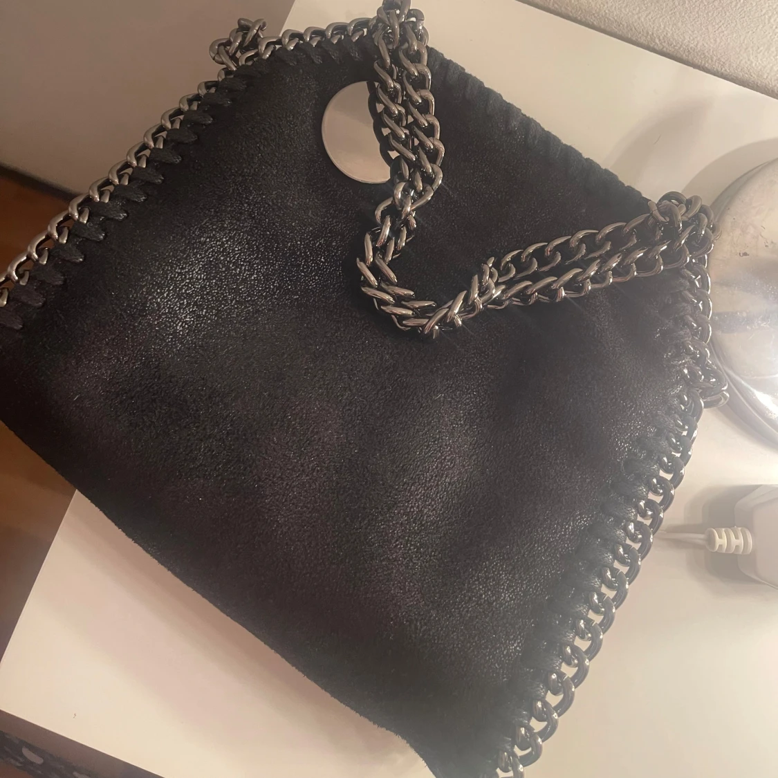 Svart axelväska med kedjedetaljer - 90