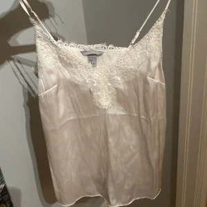 Vit spetslinne från H&M - Säljer ett vitt linne från H&M i storlek XS men funkar för S också. Har använt en gång, inga skador osv!