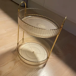 Roterande sminkförvaring - Roterande fat med två våningar, plockas isär om den ska fraktas. Finns annars att hämta i Östersund 