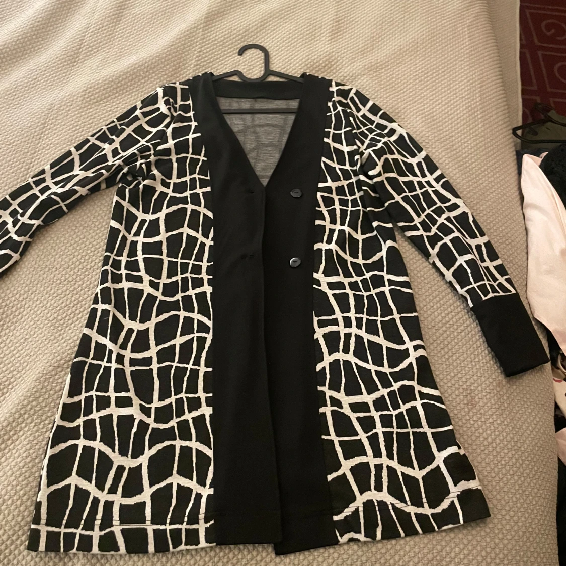 Svart och vit mönstrad kappa från Jensen - 90