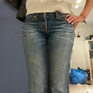 Lågmidjade bootcut jeans  - Säljer ett par skit snygga lågmidjade jeans med bootcut. Använt de många gånger men är fortfarande i väldigt bra skick Perfekta för både vardag och fest! Passar bra till en stickad tröja eller en snygg topp. Det står ingen storlek men skulle gissa på xs/s