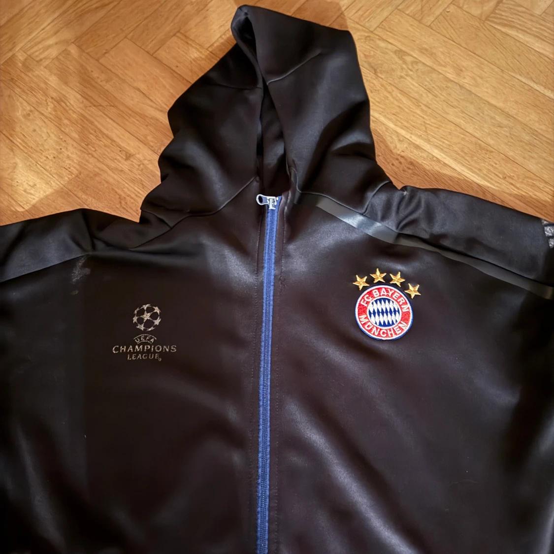 Svart jacka med Bayern München-logga - 90