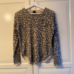 Leopardmönstrad tröja - Säljer en snygg leopardmönstrad tröja. Den är långärmad och har en avslappnad passform, perfekt för både vardag och fest. Materialet är mjukt och bekvämt, vilket gör den idealisk för höst och vinter. Ett måste för garderoben om du gillar djurmönster!