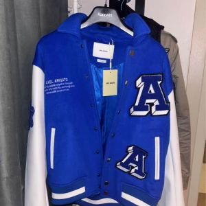 Axel Arigato Illusion varsity jacket - Storlek-S(sitter som en m). Cond-10/10(helt oanvänd med taggs och kvitto kvar. Den finns i Trollhättan men kan annars fraktas i hela sverige.