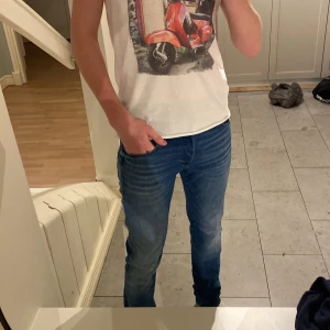 Jack and Jones jeans - Säljer nu ett par riktigt feta faded jack and Jones jeans i storlek 32/34 och modell slim/glenn. Bara att höra av sig vid minsta lilla fundering😁✌️☺️