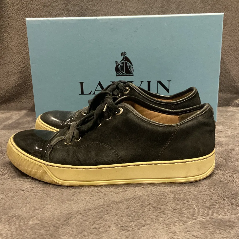 Säljer mitt par Lanvin i storlek UK 6 som motsvarar 40-41. Väl använt skick som bilderna visar, lite stygn längs kanterna som gått upp å lite smutsiga. Men har absolut mer att ge! Nypris inköpt för 4 300 kr! Medföljer original boxen givetvis vid köp! Hör av dig vid frågor eller funderingar. Mvh Oliver!. Skor.