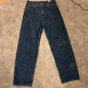 Blå jeans från Sweet SKTBS - Säljer ett par blå jeans från Sweet SKTBS i bra skick. De har en klassisk straight fit/baggy. Det finns en liten reva på ena benet som ger dem en cool, avslappnad look. Perfekta för vardagsbruk eller en chill dag ute. Den är perfekt för o skate dessutom är den small o fet baggy. 