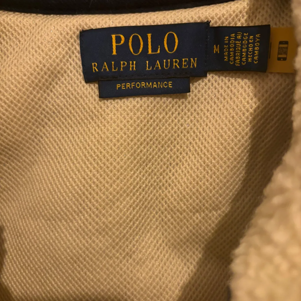 Tja!  Säljer en Ralph Lauren väst inköpt för knappt 1 månad sedan. Kvitto och allt annat finns. Sprillans ny, använd 2 gånger. Finns i Sthlm eller fraktas.. Jackor.