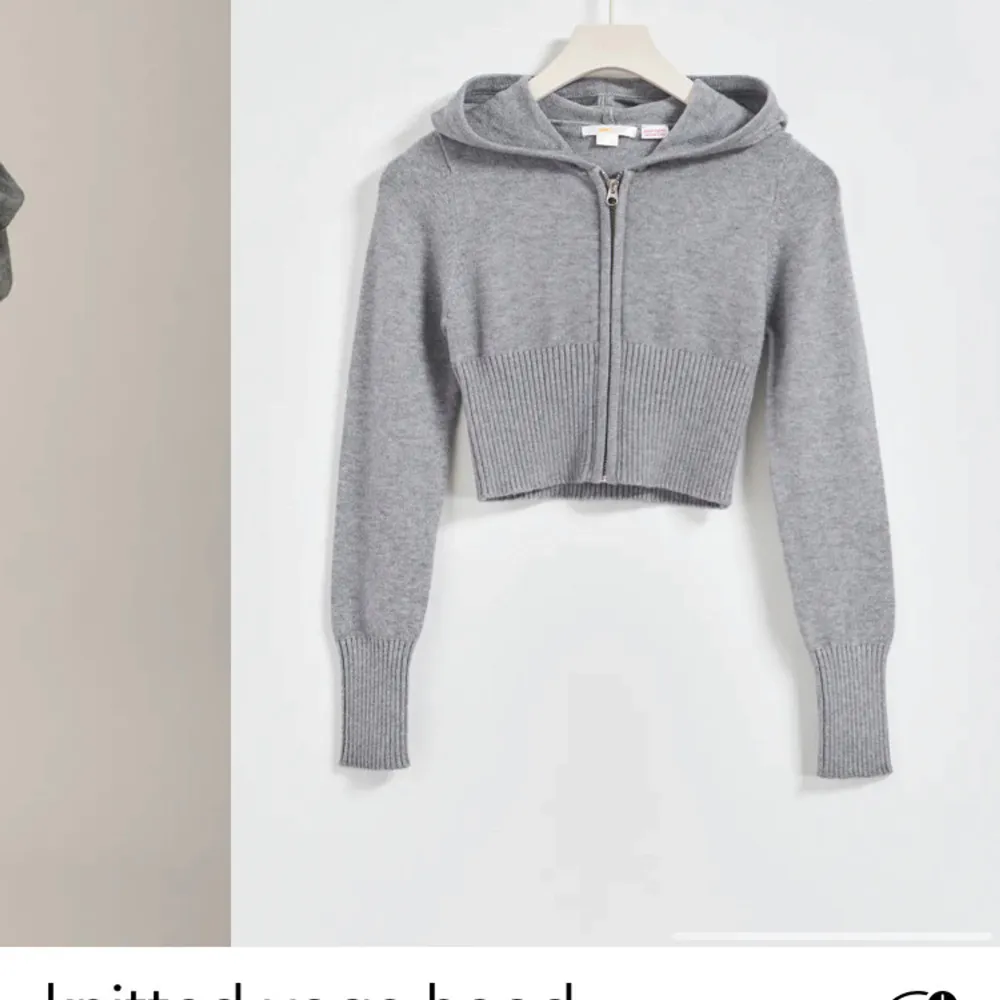 Säljer en supermysig grå stickad hoodie med dragkedja. Den är croppad och har långa ärmar med ribbade muddar. Den är perfekt för höst och vinter. Den passar bra till både chill och casual outfits. Har använt endast en gång och säljer för att jag hade en annan i rosa jag tyckte om mer. Köpt för 250 inne på Gina och säljer för 200. Skriv till mig om det finns fler frågor💘. Tröjor & Koftor.