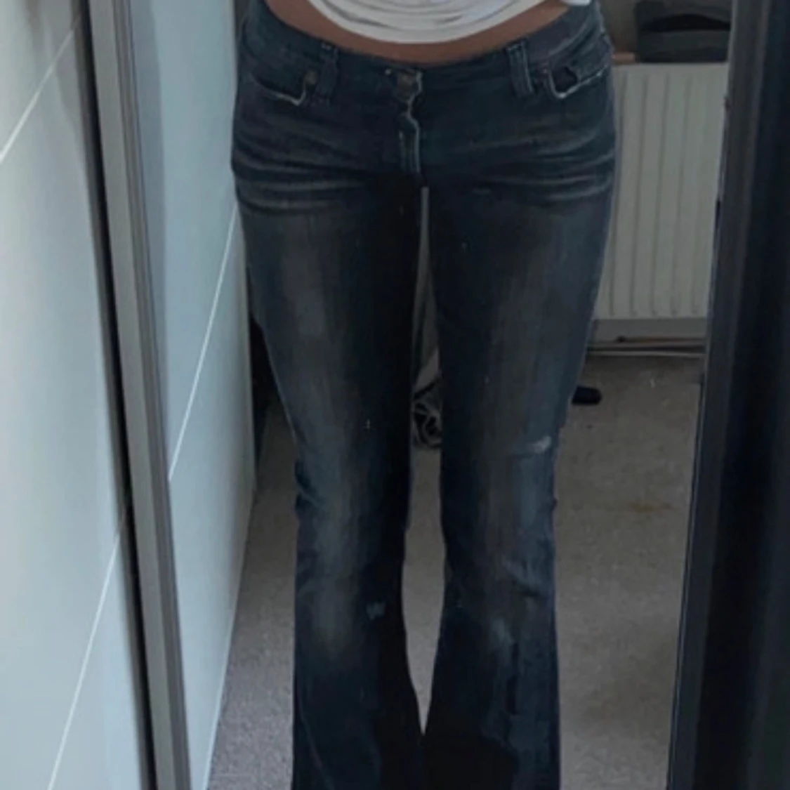 Mörkblå bootcut jeans från Fernarina