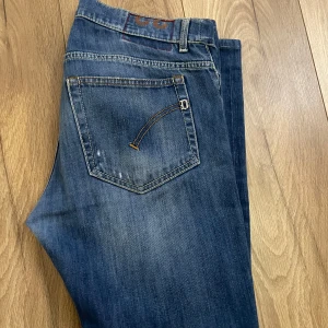 Dondup Jeans - Säljer dessa snygga Jeans från dondup i storlek 33. Modellen heter RITCHIE. Bra skick på jeansen. Hör av er vid frågor. Nypris: 4000