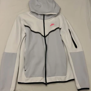 Nike tech fleece - Bra skick. Använd 9-10 gånger.                                     Pris kan diskuteras.