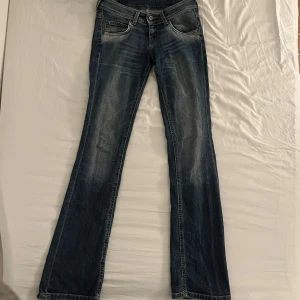lågmidjade jeans Lee - Lågmidjade jeans från Lee!! Jättefina men passar mig tyvärr inte🌸Jeansen är köpta second hand men är endast testade av mig, toppen skick! 😊Storleken är w27 l35 vilket jag skulle säga är S🩷 • Midja tvärsöver: 38 cm • innerbenslängd: 84 cm • 