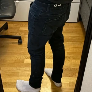 Dondup jeans - Säljer ett par sjukt snygga svarta dondup jeans (George) i mycket bra skick. Säljes då de var för små för mig. Inte mina bilder utan bilderna är från han jag köpte de av. Om ni vill ha fler bilder så skriv till mig. Storlek 33 men passar mindre😁
