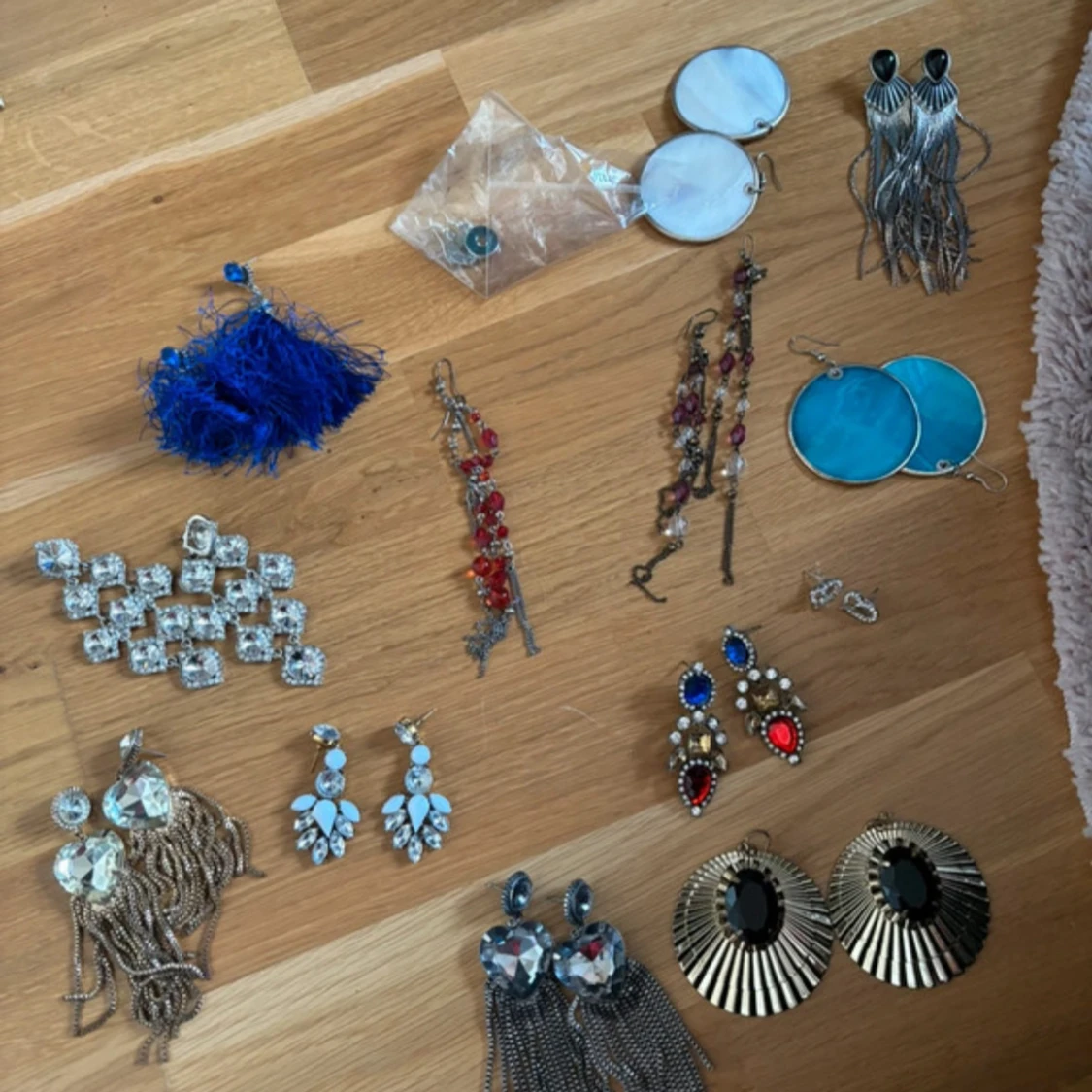 Samling av olika örhängen