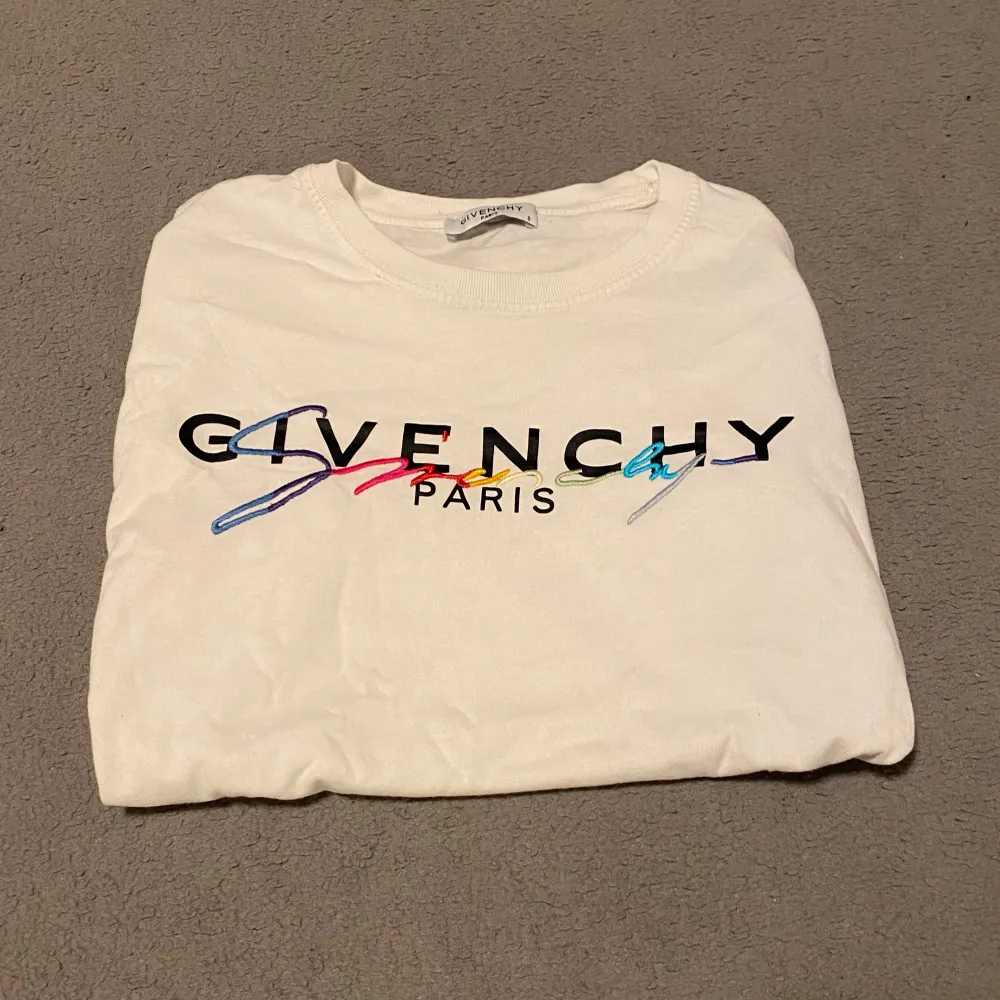 Givenchy Paris t-shirt | Storlek S | Nyskick 10/10 | Hör av dig vid frågor och skicka gärna prisförslag!. T-shirts.