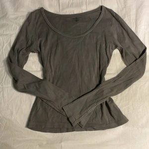 Grå långärmad topp från Brandy Melvin - Säljer en stilren grå långärmad topp från Brandy Melvin. Mjukt material som känns skönt mot huden. Bara använts fåtal gånger men är i fint skick 🖤