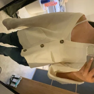 Stickad kofta - Säljer en superfin vit kofta från Gina Tricot i storlek M. Köpte den för 460 men Säljer den då den inte kommer till användning!