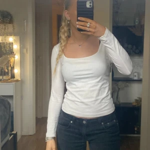 Vit basic långärmad topp  - Säljer en stilren vit långärmad topp i mycket bra skick. Den är tight och perfekt för både vardag och fest. Materialet känns mjukt och bekvämt mot huden. Passar bra till jeans eller kjol för en enkel men snygg look.