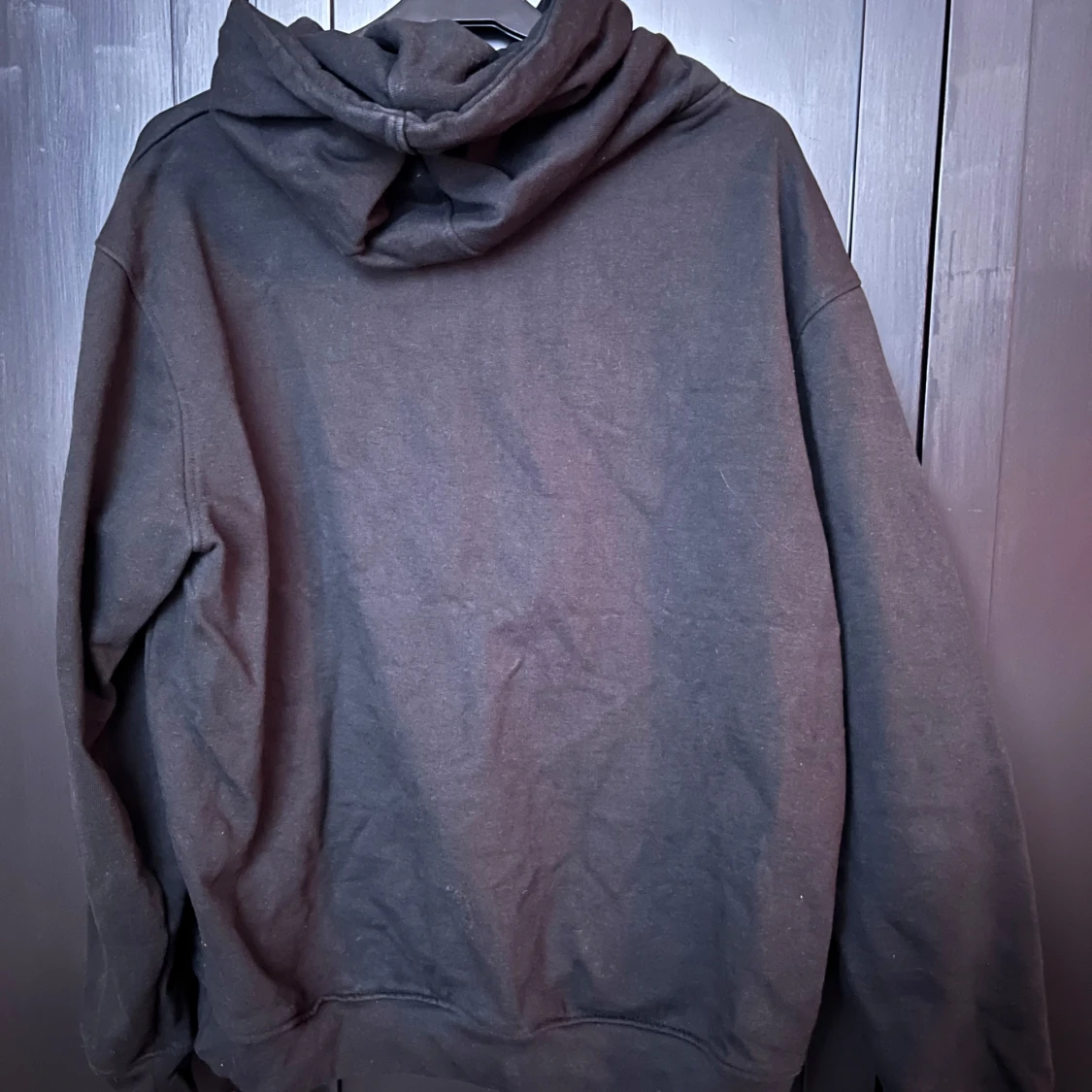 Svart hoodie med gul text från Mennace - 90
