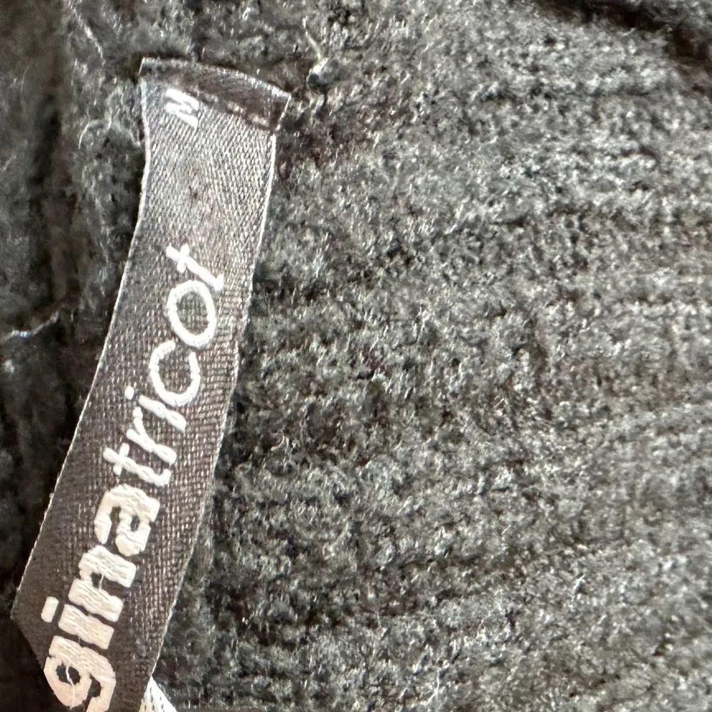 Säljer en superfin svart ribbad kofta från Gina Tricot. Den är croppad med stora knappar framtill och har långa ärmar. Perfekt för höst och vår när du vill ha något stilrent och bekvämt. Passar både till vardags och fest! 🖤. Neuletakit & Villapaidat.