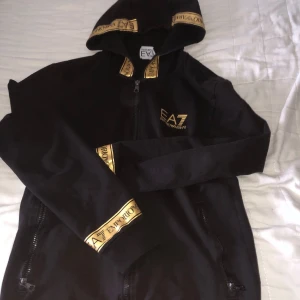 Ea7 tröja - Säljer min armani zip då den är för liten och bara ligger och tar plats! Tröjan har inga defekter! Tveka inte på att höra av er vid frågor eller annat!