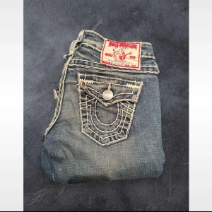 True Religion jeans - Jättefina true religion lågmidjade  jeans, gammal model som inte säljs längre, vintage Storlek 25 men lite stretchiga  Jättebra kvalitet, inga slitningar Model: Billy super T big stitch