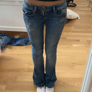 Ltb jeans - Säljer ett par snygga blå ltb jeans i jättebra skick. De är lågmidjade och bootcut. Köpte på Vinted för 750kr men de var för små så säljer vidare (min kompis på bilden är 175 cm)❤️