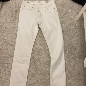 Vita slim fit jeans från Jack & Jones - Säljer ett par vita jeans från Jack & Jones i storlek 30/34.  De är i mycket bra skick, nästan helt oanvända. Är för Man men kan även passa till tjejer. 