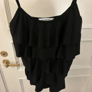 Volang topp - Snygg svart volang topp från Missäy. Perfekt för festliga tillfällen!