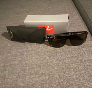 Svarta solglasögon från Ray-Ban - Säljer ett par snygga  solglasögon från Ray-Ban i klassisk stil. De kommer med originalfodral och låda. Perfekta för både vardag och fest! 😎helt nya aldrig använda!!