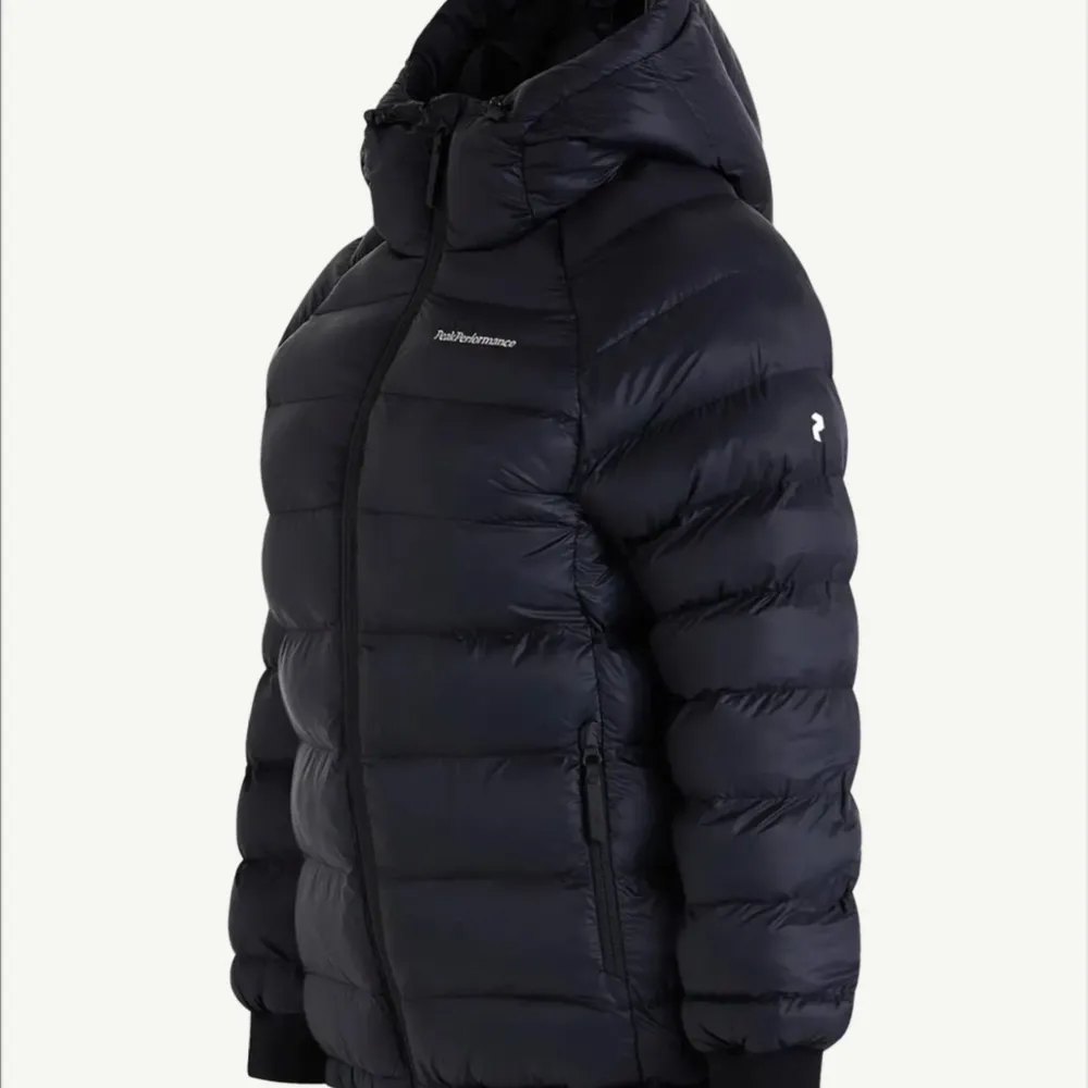 Säljer en svart dunjacka från Peak Performance i mycket bra skick. Jackan är perfekt för vintern med sin varma och puffiga design. Den har en dragkedja framtill och en luva. Passformen är normal. Den är använd men har inga fel alltså i bra skick! Ordinarie pris 3199. Takit.