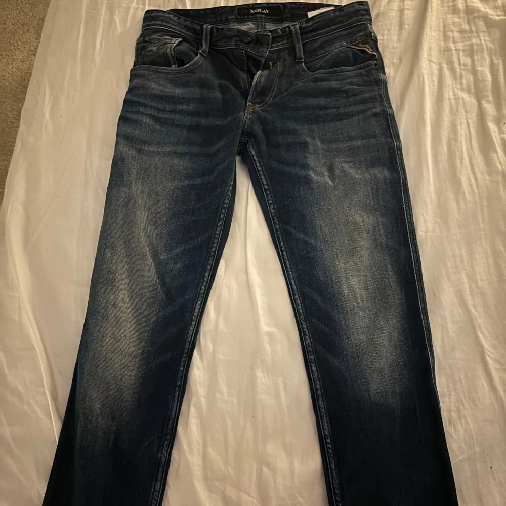 Tja säljer ett par mörkblå replay i väldigt bra skick. Har växt ur de men de är i size 29/32. Nypris 1700 å bara att fråga vid funderingar.. Jeans & Byxor.