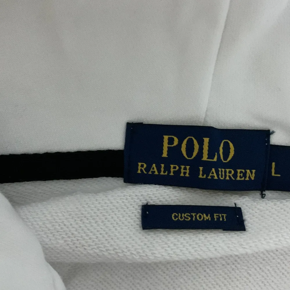 Säljer vit hoddie från polo Ralph lauren inget fel på den har bara växt ut den skriv om ni undrar något mer storlek L men passar nog bättre som M/S. Hoodies.