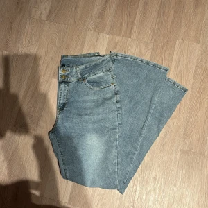 Blå jeansbyxor - Säljer ett par snygga Over size jeansbyxor i mycket bra skick. De har en klassisk design med normal passform och hög midja. Perfekta för både vardag och fest! 🖤råka beställa fel storlek men det passar som oversize också