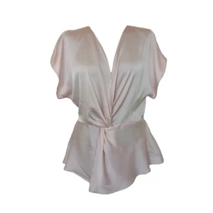 Ljusrosa omlottopp - Toppen har en djup v-ringning och är stretchig. Perfekt för festliga tillfällen eller en utekväll. Storlek EU 40, vilket motsvarar en L. Den sitter däremot som en storlek M. Kontakta vid intresse <3