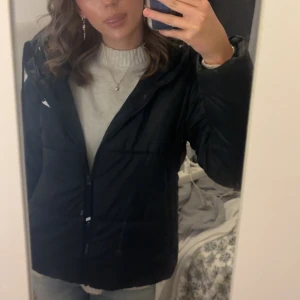  Nike vinterjacka  - Säljer min skitsnygga svart dunjacka från Nike, mycket bra skick. storlek S säljer då jag skaffat ny jacka