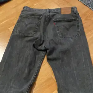 Säljer ett par klassiska svarta Levi's jeans i bra skick. Model 501 och den är 27W och 32L. Priset kan diskuteras. 