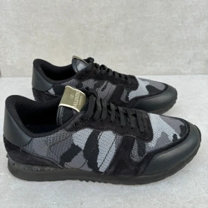 Valentino rockrunner - ett par otroligt sällsynta & eftertraktade rockrunners || perfekta nu till vintern || strlk 42 ( passar 43 ) || skicket är 9/10 ( fint ) || inget medföljer || hör av er vid intresse!