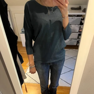 Blå tröja från Saint Tropez - Säljer en snygg blå tröja från Saint Tropez i storlek XS. Den har trekvartsärmar och ör i ny skick