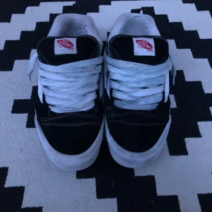 Vans Knu Skool - säljer smått använd par av Vans Knu Skool i storlek 42 de är perfekt för skating och vardaglig användning, skicka  meddelande om ni är intresserade